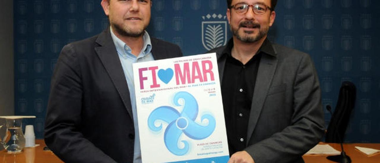 El concejal José Eduardo Ramírez y el consejero Raúl García Brink, con el cartel de Fimar 2016, ayer