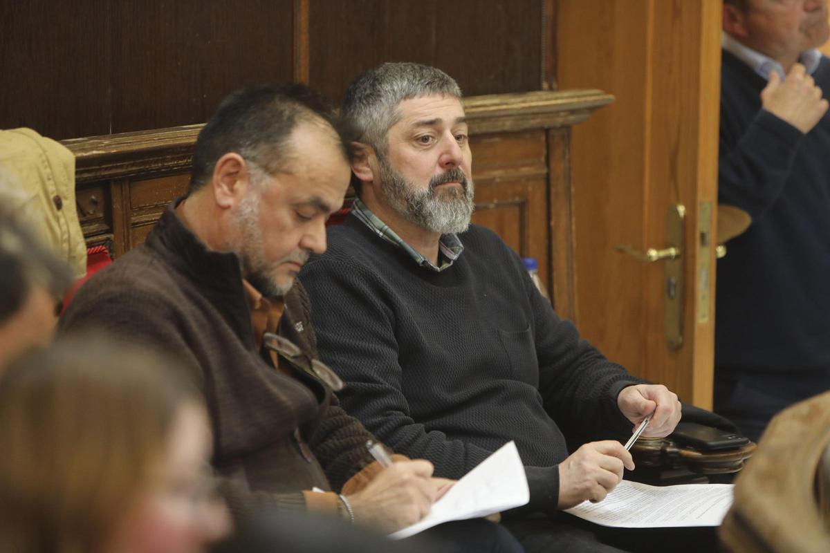 Juan Guillén y Manuel González durante un reciente pleno.