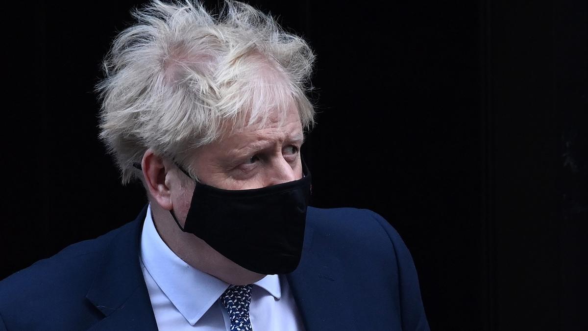 Boris Johnson, obligado a pedir perdón