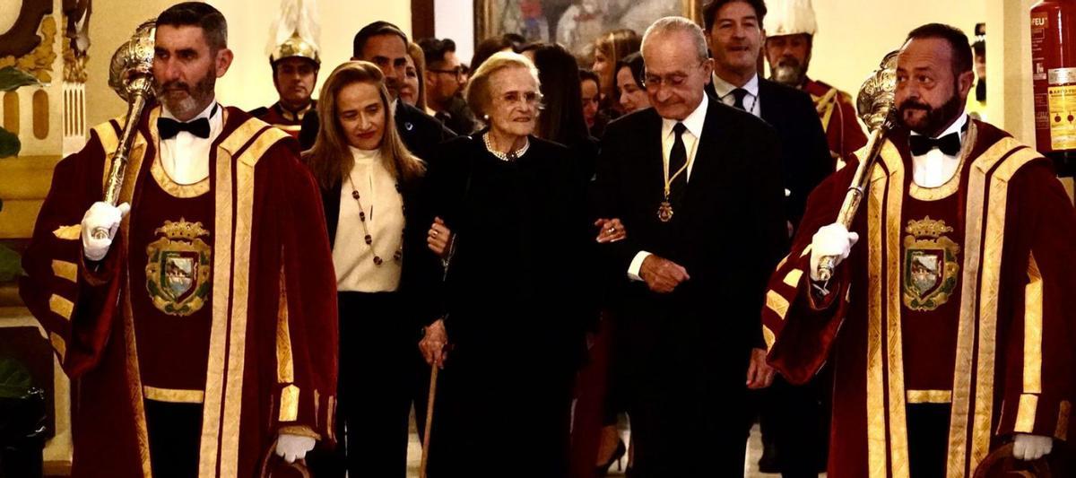 María Victoria Atenciada, flanqueada por una de sus hijas y De la Torre, entrando al pleno. | ÁLEX ZEA
