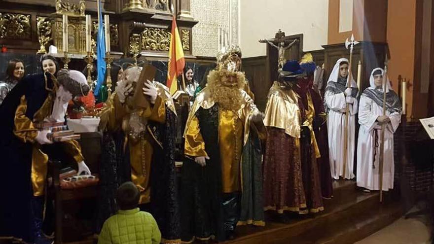 La recepción real en la iglesia de Villamayor.