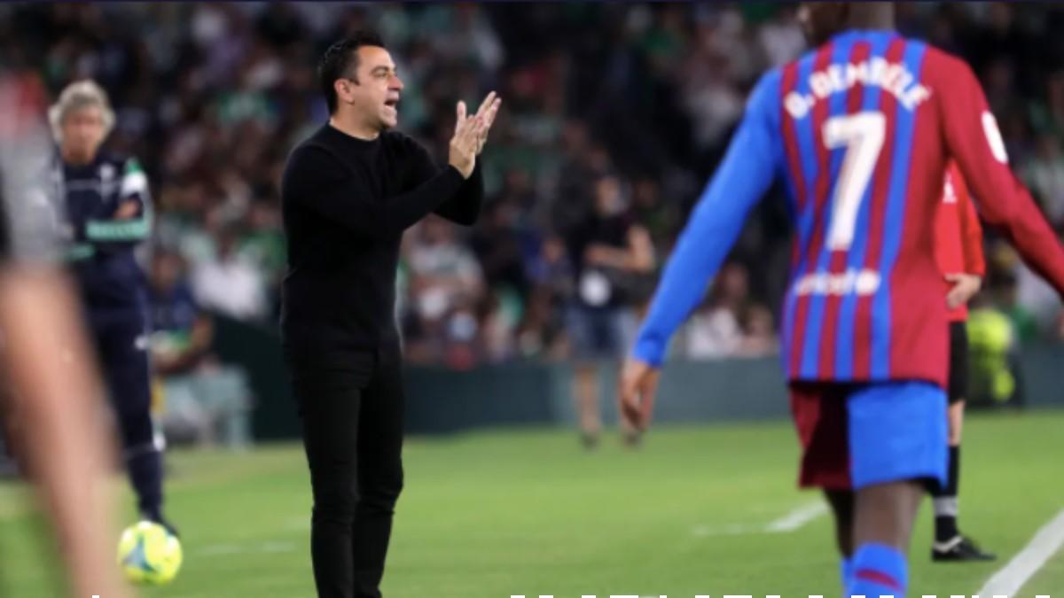 Xavi da instrucciones en el Benito Villamarín ante Dembélé.