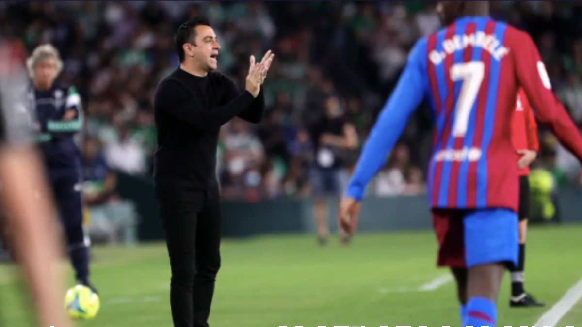 Xavi da instrucciones en el Benito Villamarín ante Dembélé.