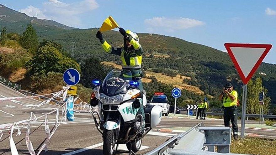 Esto debes hacer si la Guardia Civil te saca un banderín amarillo por carretera