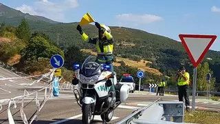 Esto debes hacer si la Guardia Civil te saca un banderín amarillo por carretera
