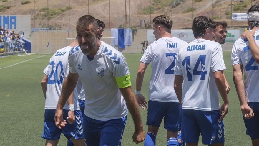 El Tamaraceite despide con honores a un David García que quiere seguir dando guerra en el verde