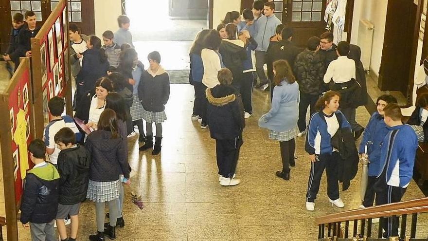 Alumnos del colegio Inmaculada de Marín visitan la exposición. // R.V.
