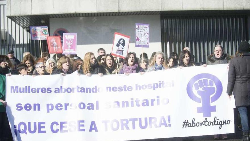 Protesta por la falta de asistencia en abortos frente al Hospital de A Coruña.