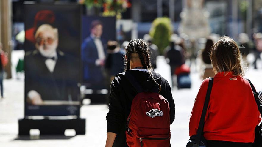 Jóvenes paseando por la calle Larios