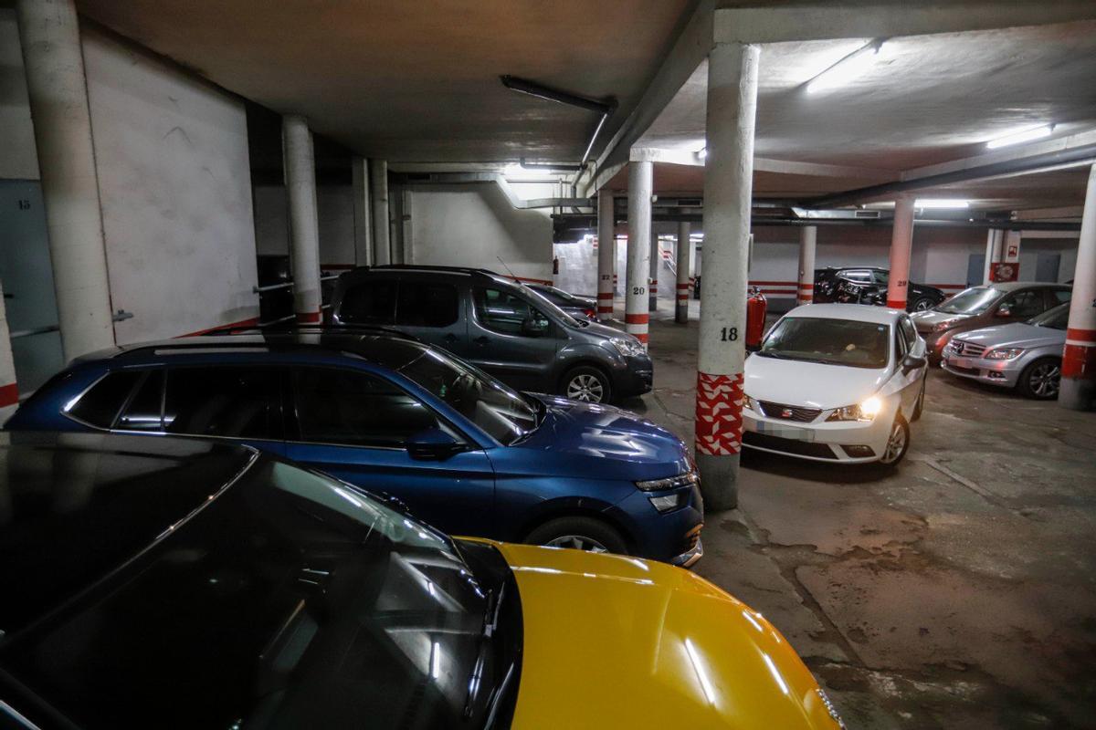 Plazas de aparcamiento en el sótano de un edificio de Córdoba.