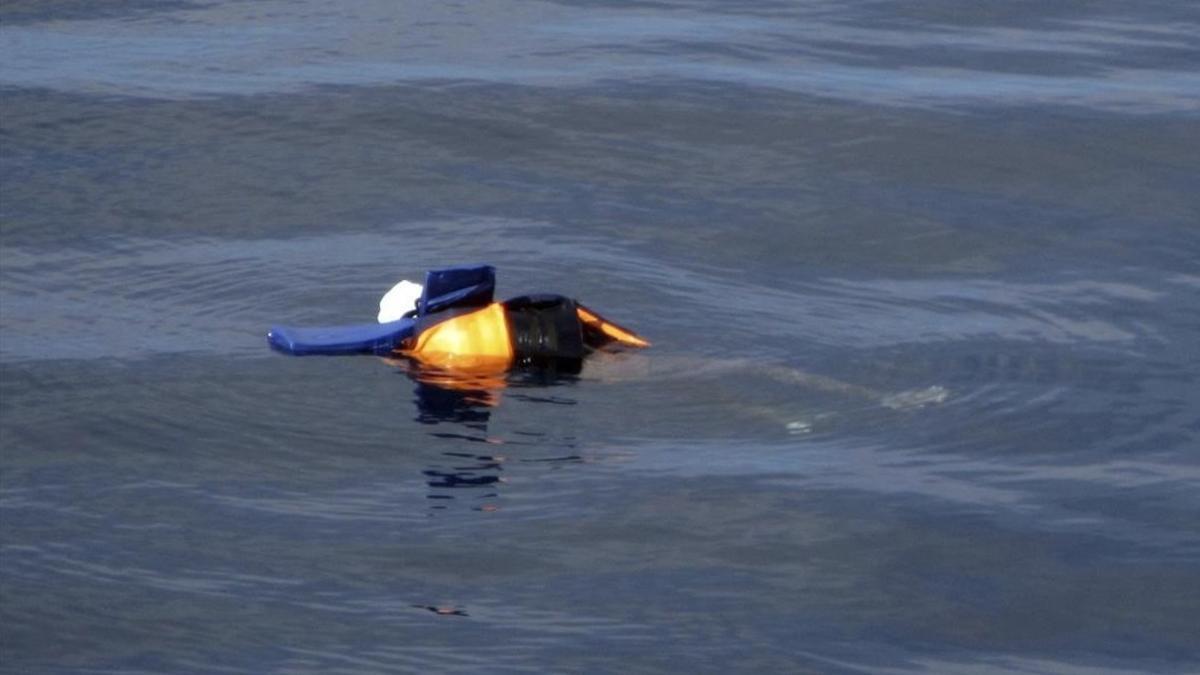 El cuerpo sin vida de un migrante ahogado, con chaleco salvavidas, flota en aguas exteriores de Libia, en una foto divulgada por la oenegé Proactiva Open Arms, el 24 de marzo.