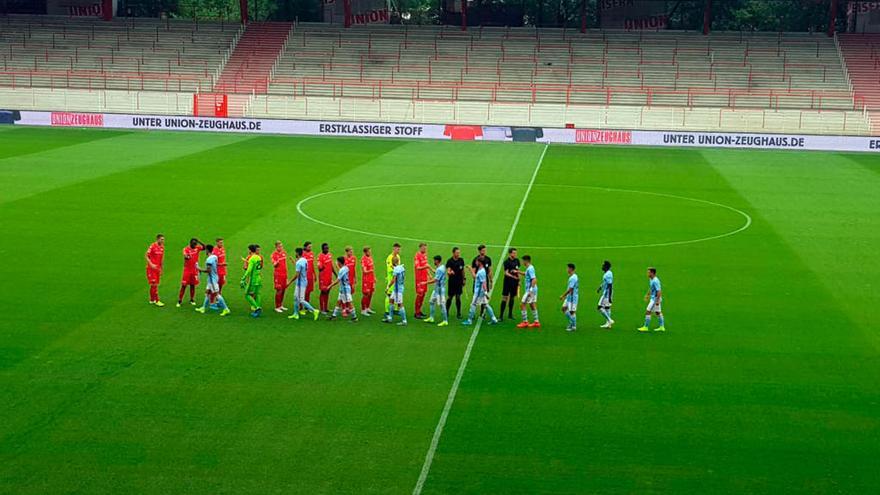 Los equipos se saludan antes del encuentro // RC Celta