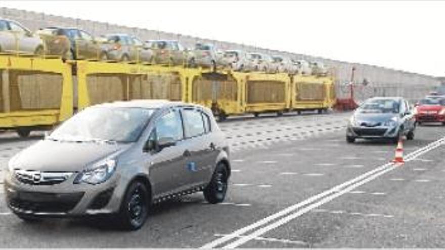El tren y los primeros vehículos de la marca Opel descargados en el puerto de Valencia.