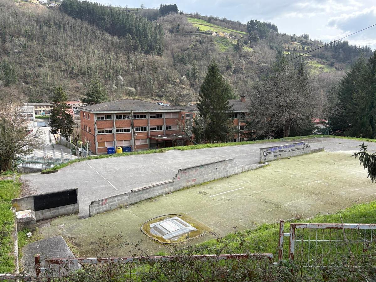 La bolera que se proyecta cubrir situada en una de las canchas del instituto.