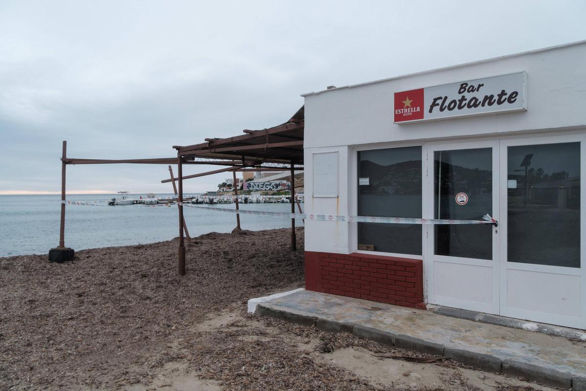 Precintan el bar Flotante de Talamanca por el peligro de su estructura tras el temporal