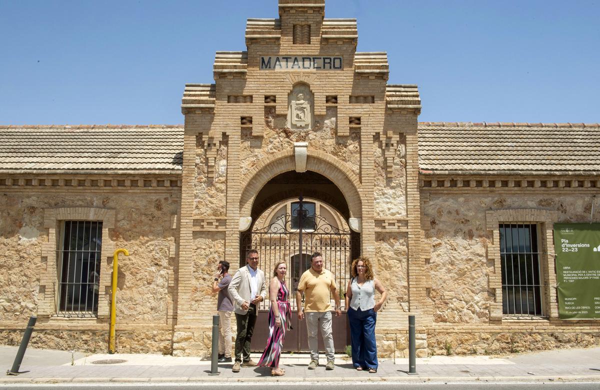 Las autoridades, en la puerta del antiguo matadero.