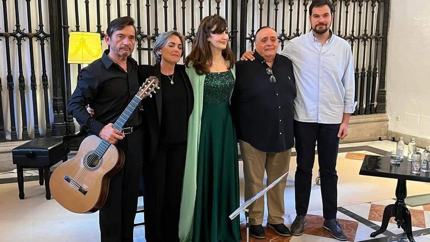 Los participantes en el acto en recuerdo de Ana María Sánchez realizado en Santiago de Compostela con la presencia de su marido y su hijo.