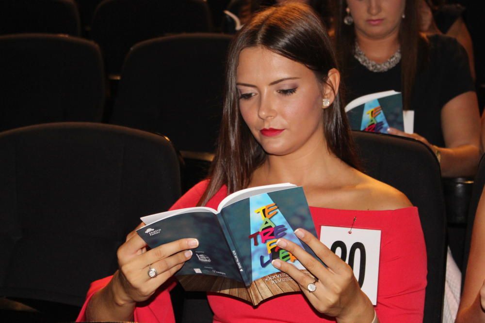 Las candidatas a fallera mayor de València visitan el concurso de teatro fallero