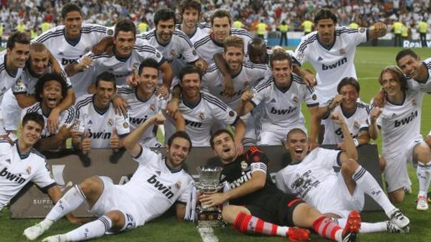 Los jugadores del Madrid posan con la Supercopa.