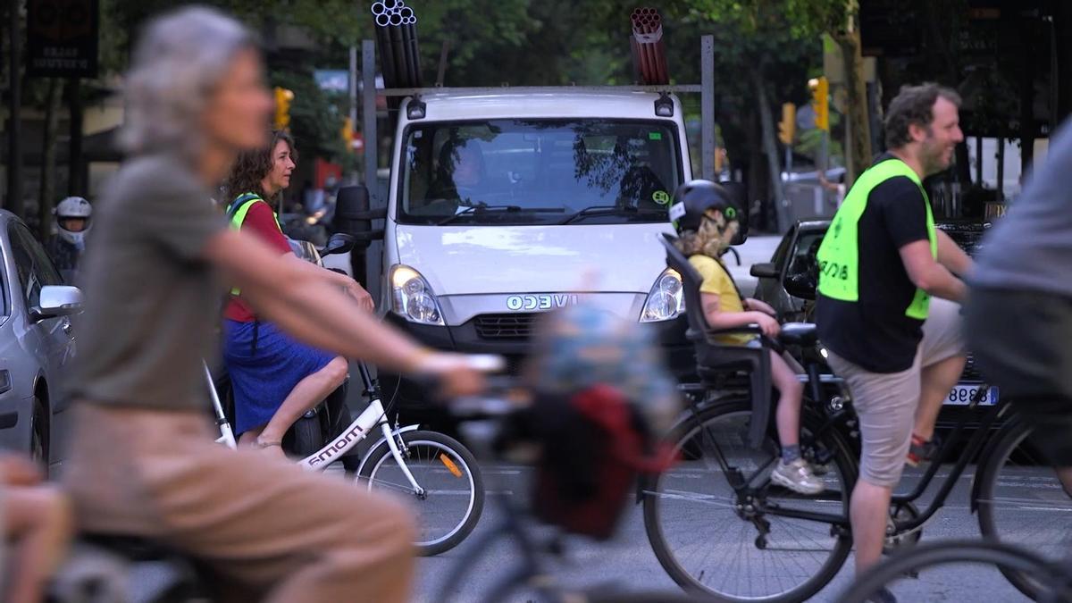 Coches, a la espera de que pase el bicibús de Sant Antoni, en otro 'frame' de esta producción 'made in Barcelona'