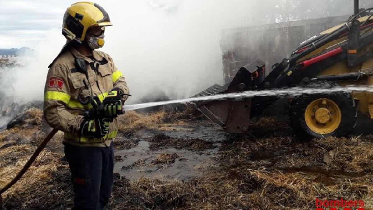 Bombers de la Generalitat apagando el fuego en una hípica de Terrassa.