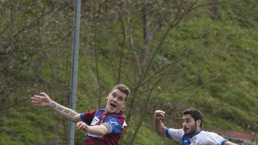 Nuño despeja un balón en el choque ante el Tuilla. fernando rodríguez