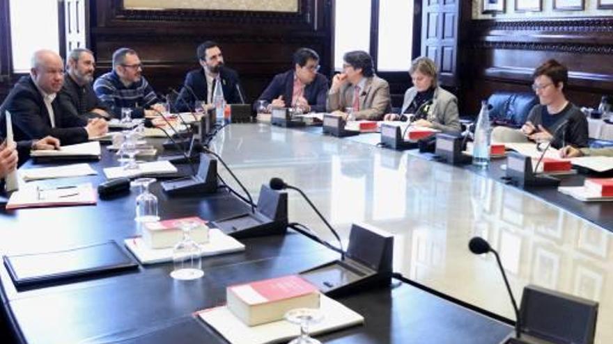 Reunió de la mesa del Parlament, ahir, amb Torrent al centre