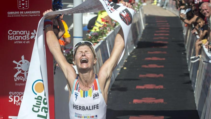 La danesa Tine Holst celebra su victoria en la XXV edición del Ironman de Lanzarote