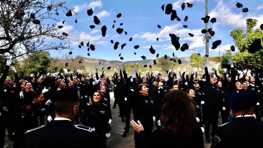 Los nuevos policías locales, celebrando el final del curso básico de capacitación.