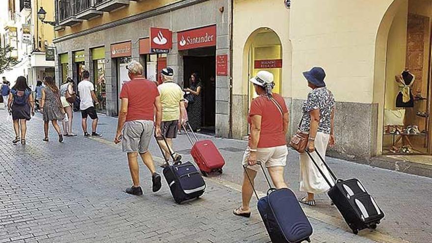 Turistas en Palma, donde está prohibido el alquiler turístico en edificios plurifamiliares.