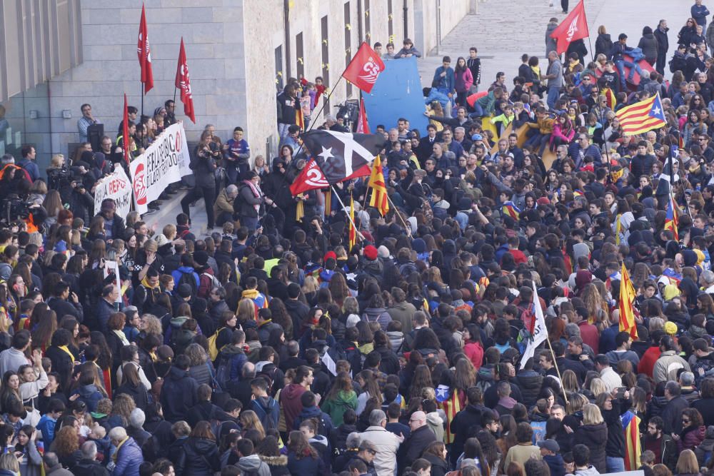 Concentració multitudinària a la seu de la Generalitat de Girona per reclamar la llibertat dels presos