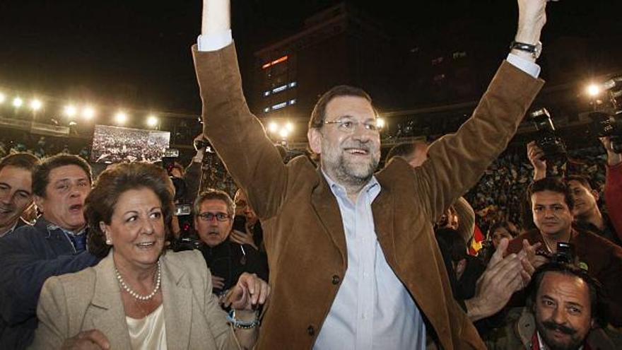 Álvaro Pérez &quot;El Bigotes&quot;, a la izquierda de Rajoy, en un mitin del PP en la Plaza de Toros de Valencia.