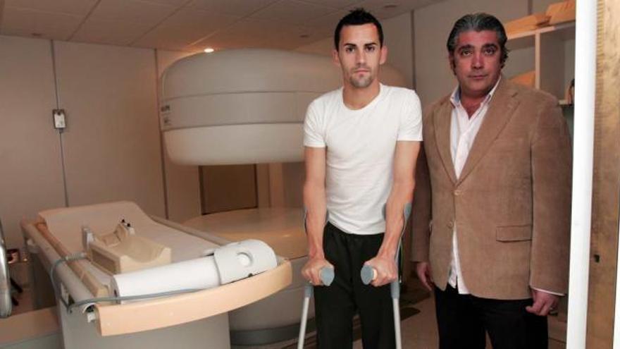 Miguel Linares, ayer, en la Clínica Tesla junto al doctor Ernesto Such, antes de ser examinado.