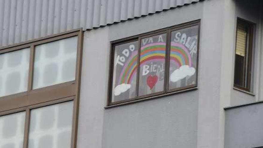 Los pequeños animan a todos - Es lindo ver como cada vez más balcones y ventanas de la comarca se decoran con dibujos de niños y mensajes positivos. Los pequeños están animando a todos en estos momentos tan duros. G.N.