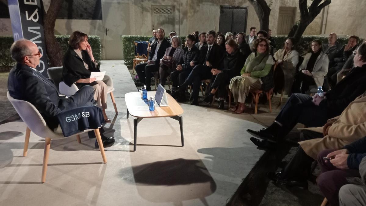 El Patio de los Naranjos del Centro Cultural Las Clarisas acogió una conferencia del rector de la Universidad CEU Cardenal Herrera (CEU UCH), filósofo y antropólogo Higinio Marín.