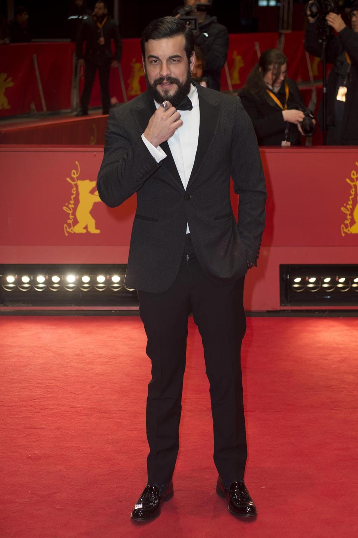 A Mario Casas le aprieta la pajarita en la Berlinale