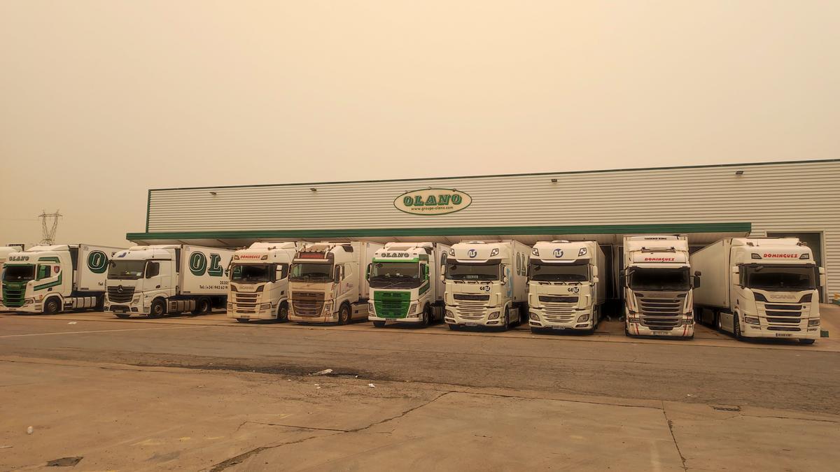 Una flota de camiones frigoríficos estacionada en el CTLB.