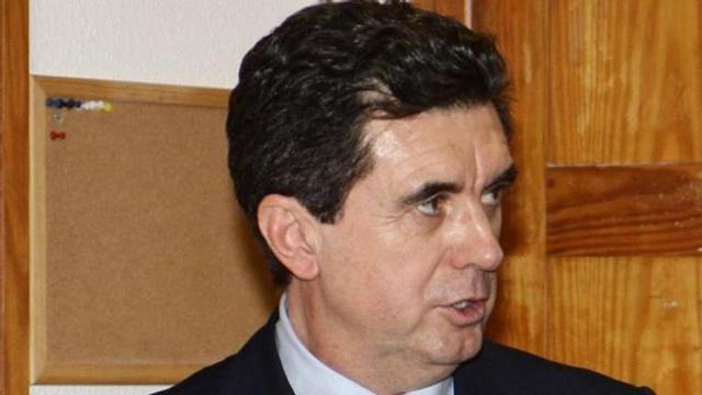 No se digna renunciar en persona.