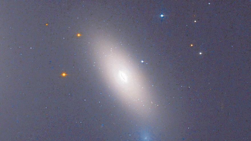 Galaxia sin materia oscura NGC 1277, cerca del cúmulo de Perseo. | | NASA, ESA Y M. BEASLEY (IAC)
