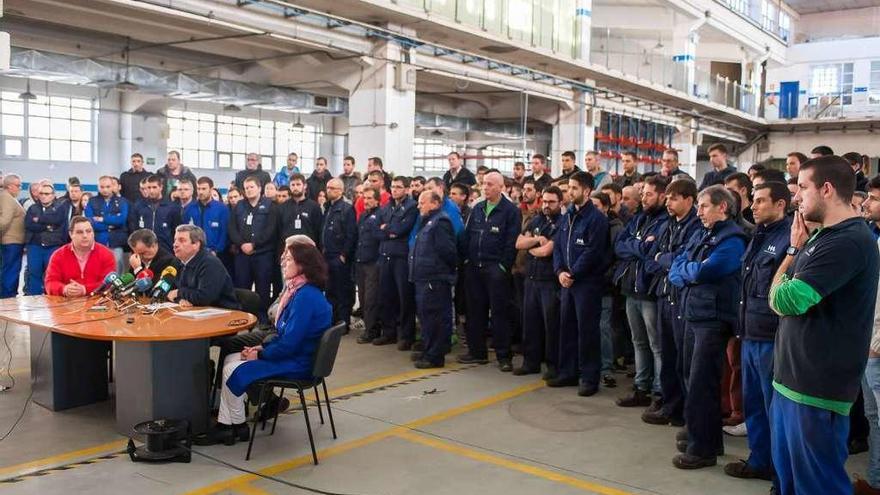 Trabajadores de la fábrica en una rueda de prensa del director de Hércules, Ramón Mejuto, el pasado año.