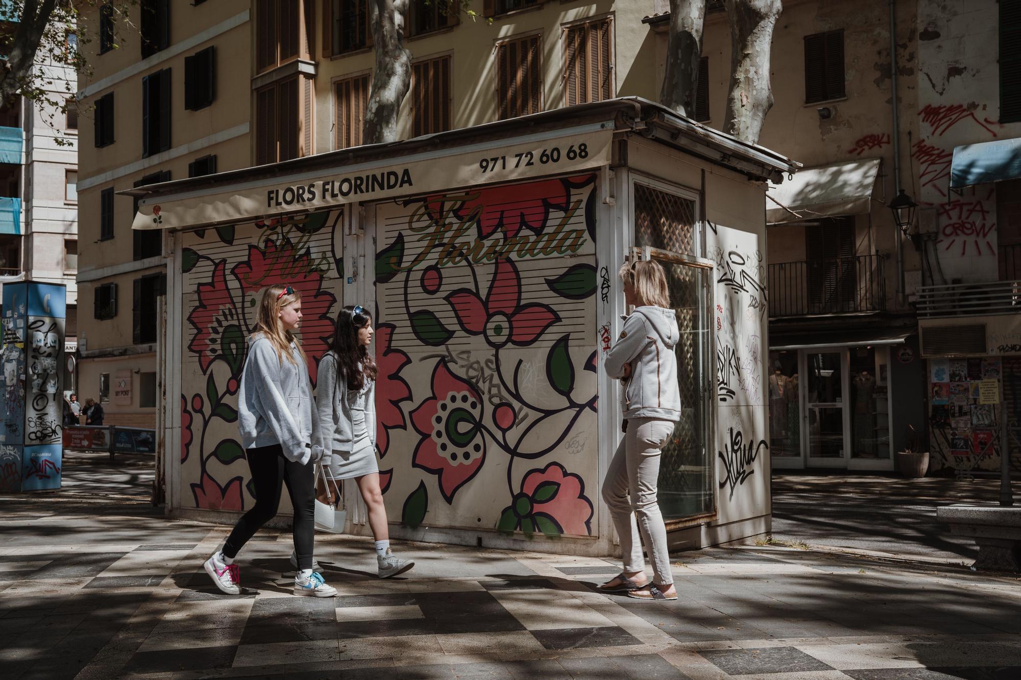 Los grafiteros se ceban con las casetas de las floristas de la Rambla
