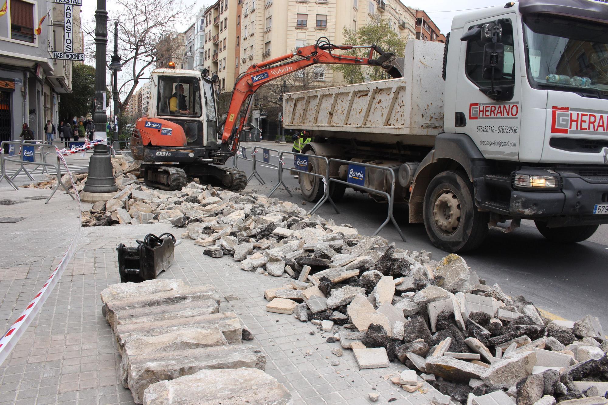 Las obras del carril bici levantan la plaza de Obispo Amigó