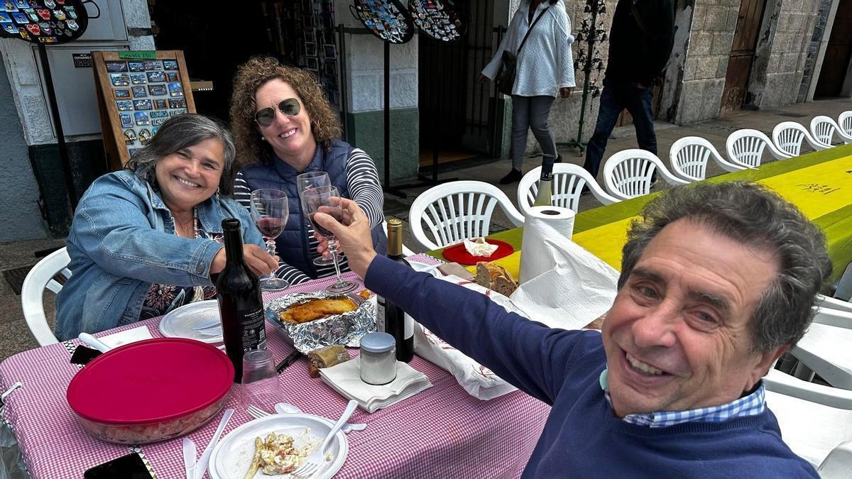 Bibiana Fernández, Conchi Martínez y José Alba, brindan en una pasada edición de la comida en la calle de Luarca.