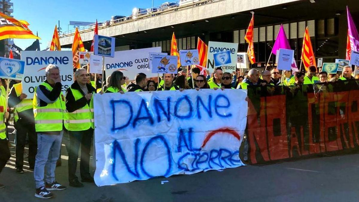 Manifestación de los trabajadores de Danone afectados por el cierre de la planta de Barcelona.