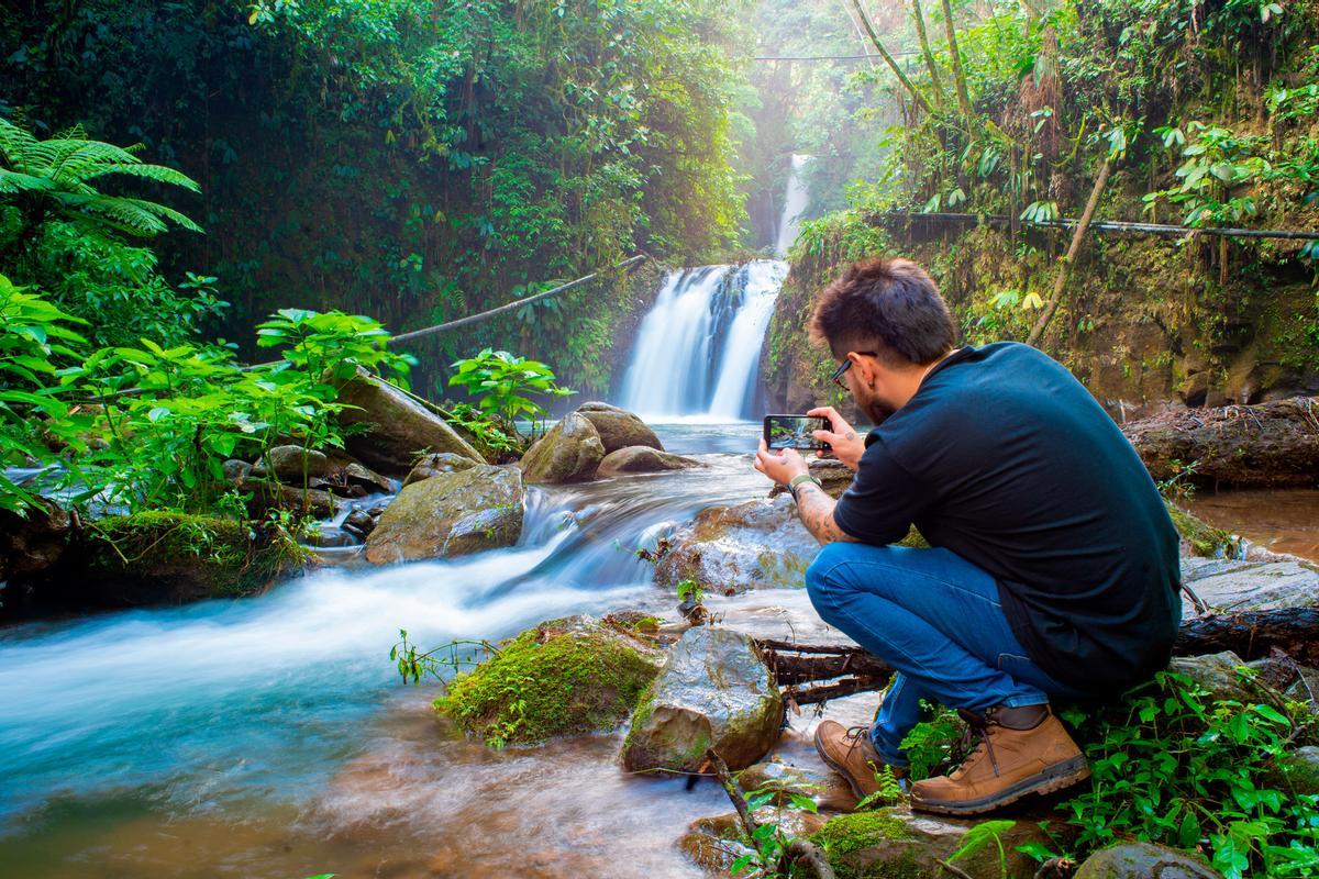 La Cascada La Ventana en Teziutlán, Puebla, es un atractivo ecoturístico de 7 metros de altura. Se ubica en el Rancho El Breñal dentro de la comunidad de Ahuata. Su nombre se debe a que, al mirar a través de su cortina de agua, se observa otra pequeña cascada vecina