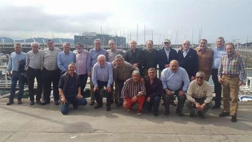 Los exalumnos del Instituto Jovellanos, en el puerto deportivo.