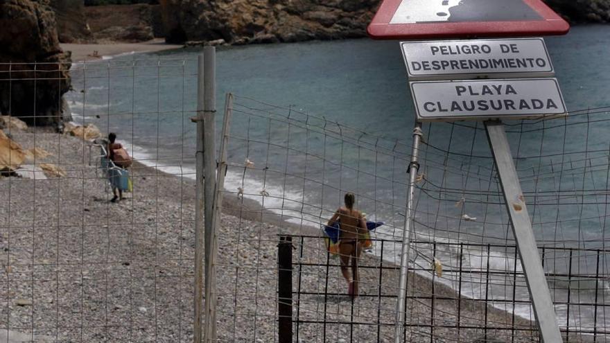 Más de medio kilómetro de playa de El Portús cierra en verano por riesgo de derrumbes