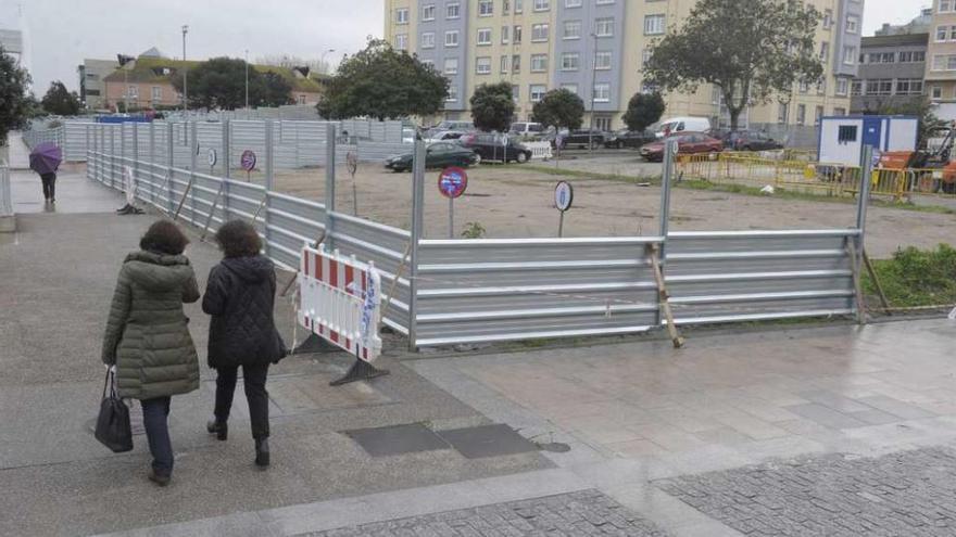 Una de las tres parcelas de Defensa en A Maestranza, vallada para su subasta.