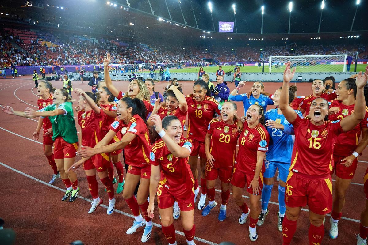 Las jugadoras de la selección española celebrando el pase a la final de la Eurocopa