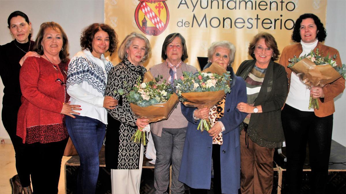 Las homenajeadas junto a la directiva de la asociación.